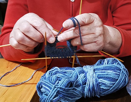 Upokojenke na obisku predstavijo ročna dela